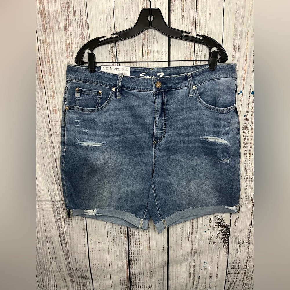 NWT Seven7 Relaxed Fit Bermuda Shorts Mid Rise Cuffed Hem Size 16